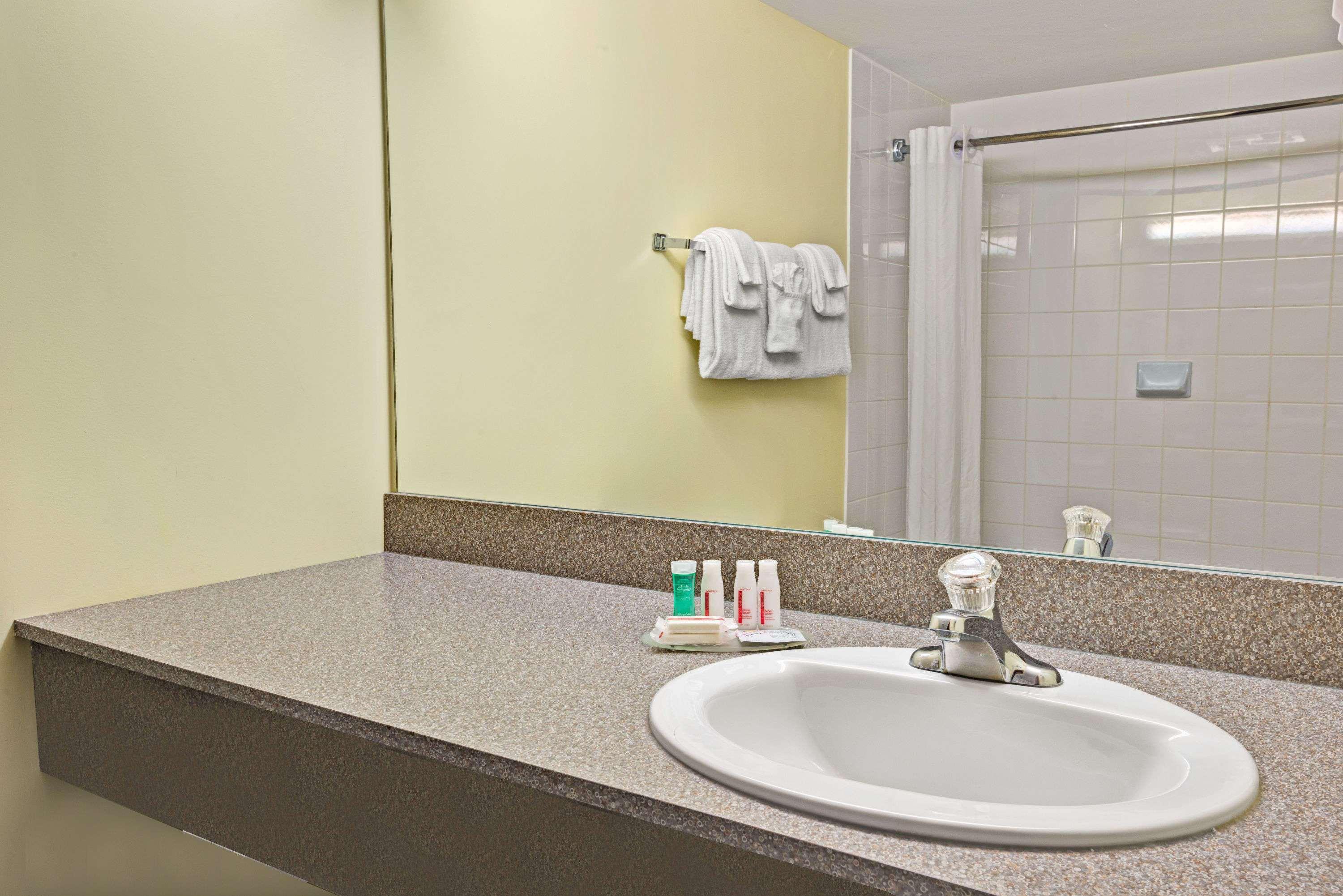Hotel Super 8 By Wyndham Barrie South Extérieur photo