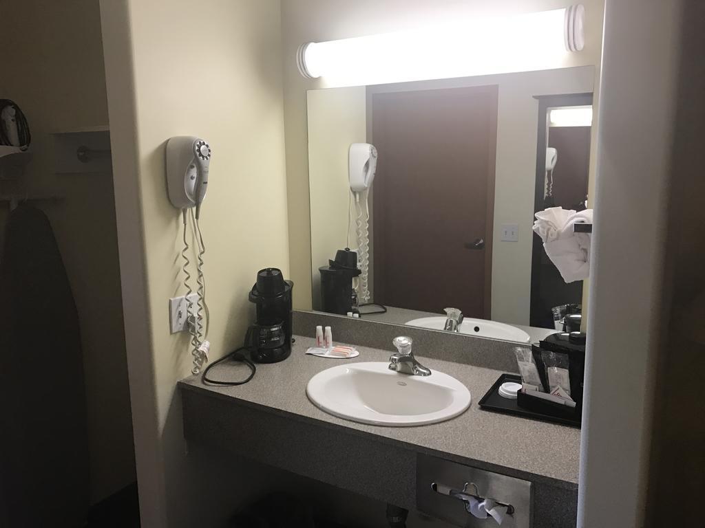 Hotel Super 8 By Wyndham Barrie South Extérieur photo